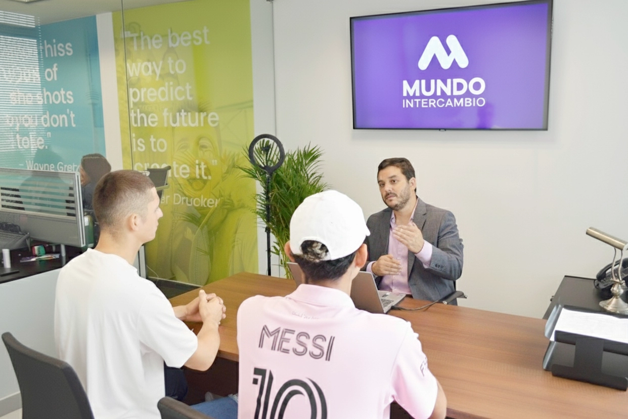 Equipo Mundo Intercambio en reunión de trabajo.